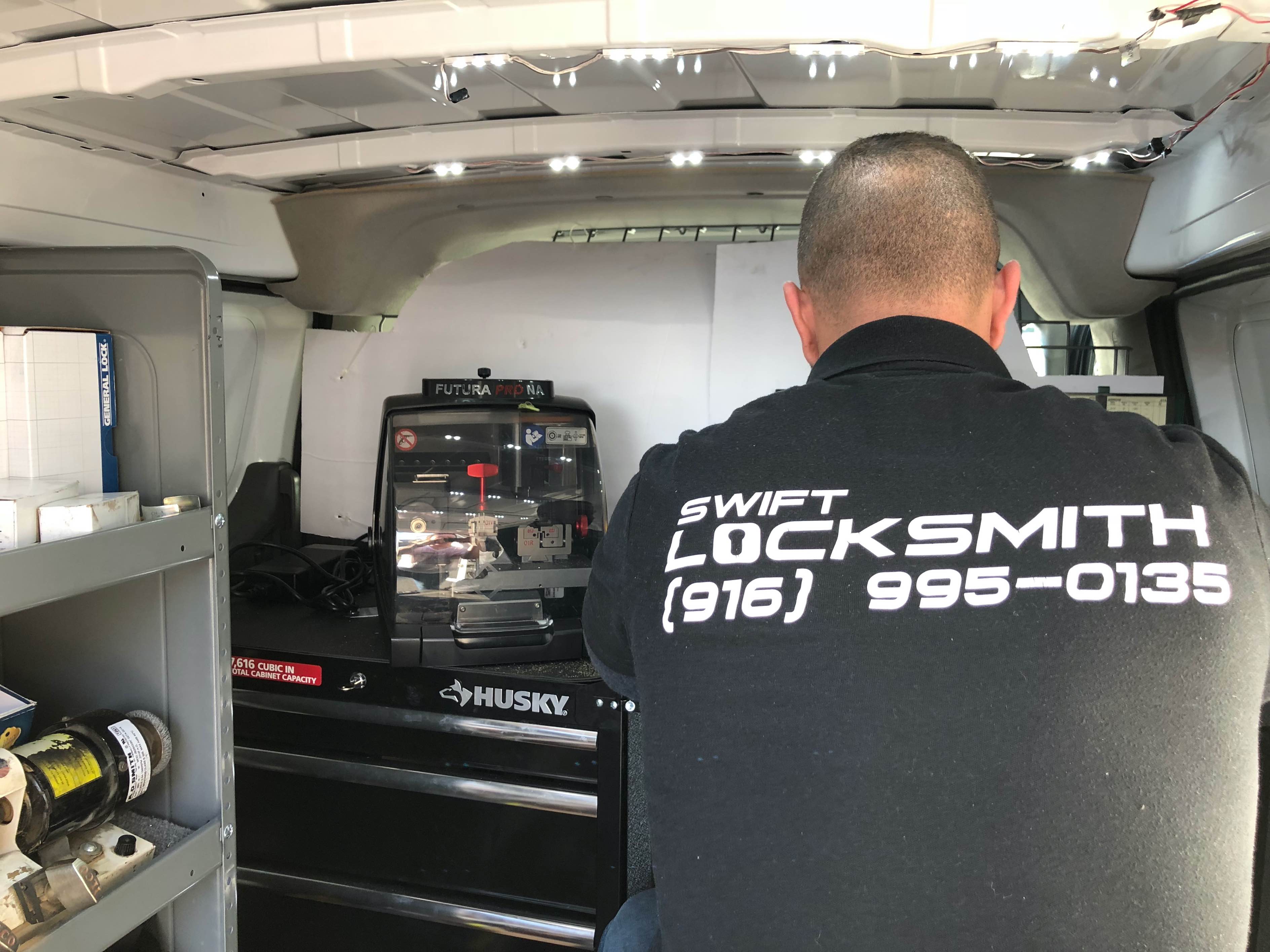 locksmith-working-in-car