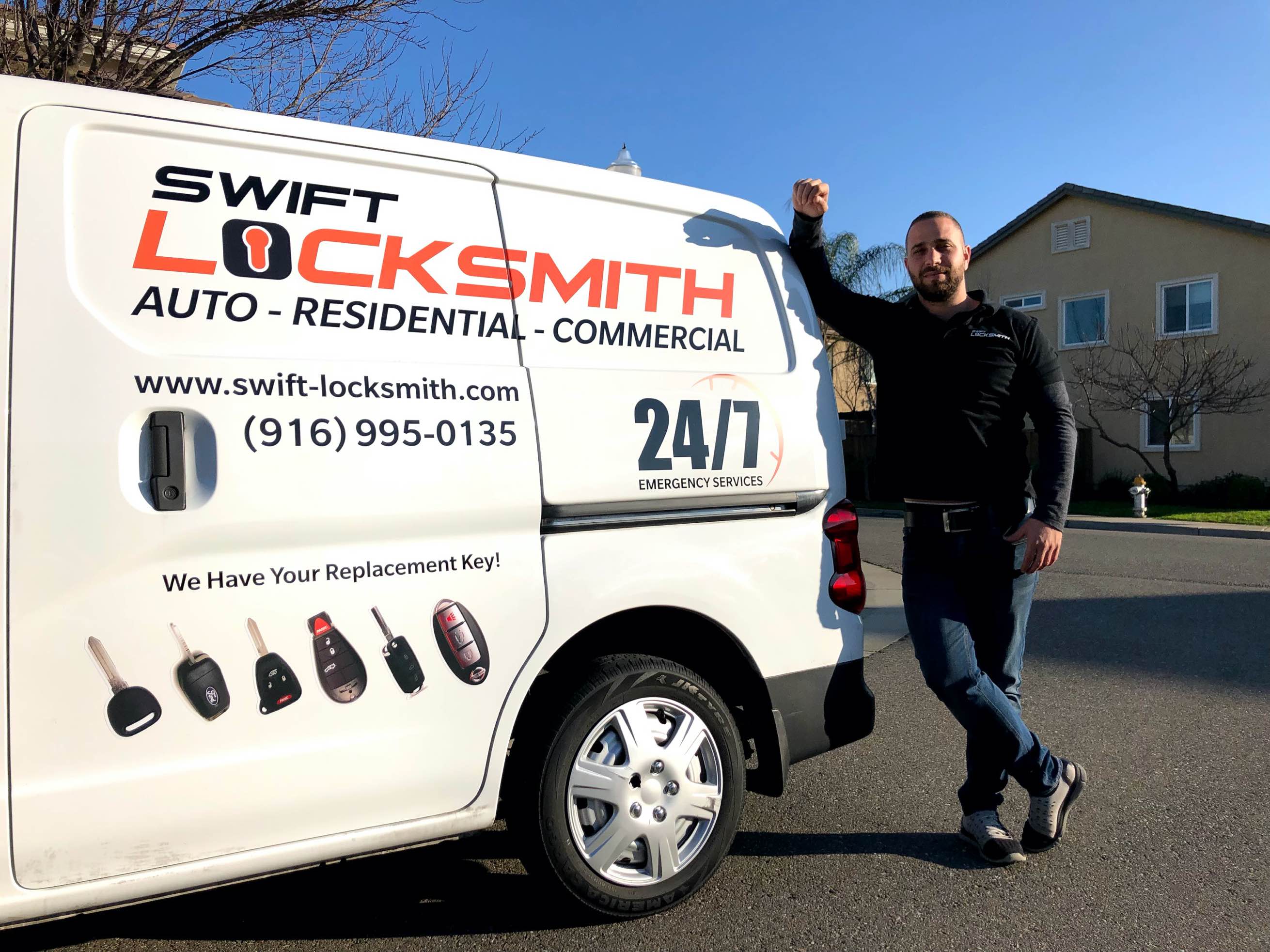 locksmith-with-car